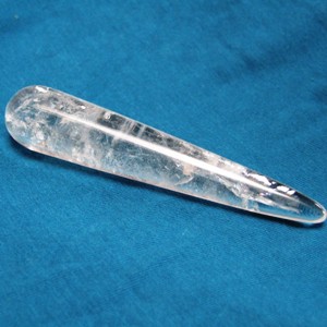 Un bâton de cristal est un accessoire utile pour ce rituel