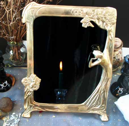 Un miroir devient magique après votre rituel