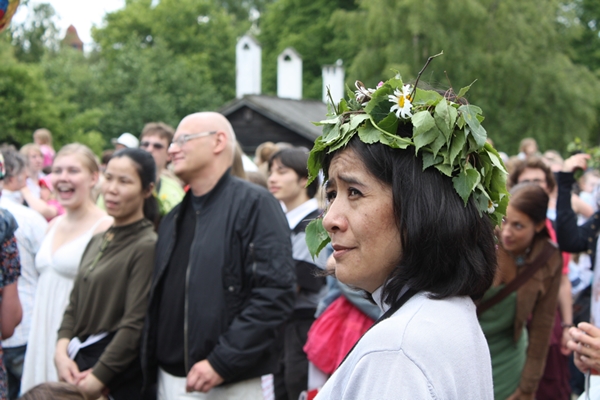 Placer une couronne de feuilles sur la tête est une tradition de Mid-summer