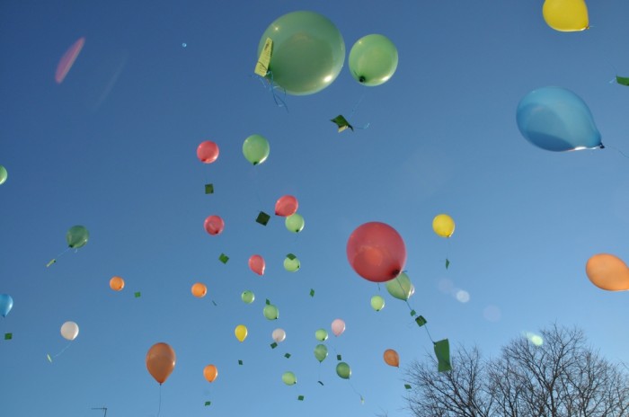 Le ballon emporte les vœux et libère le sortilège