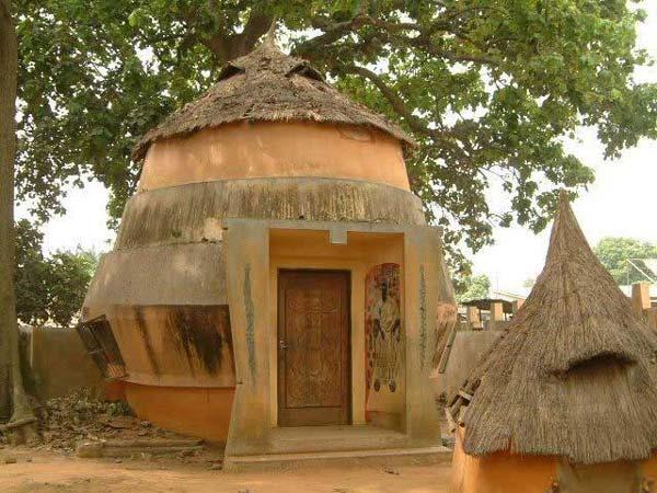 Le temple vaudou africain est une simple hutte interdite