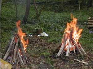 Traditionnellement on allumait deux feux entre lesquels on faisait passer les couples