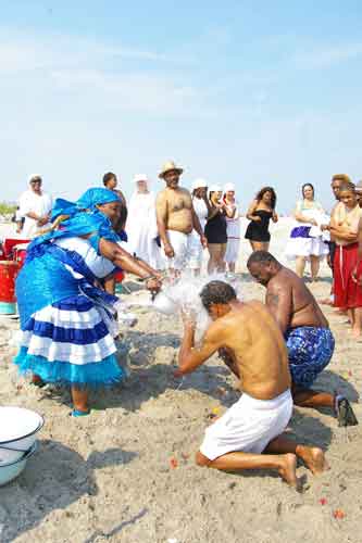 La cérémonie d’Agwé se déroule sur la plage en Haïti